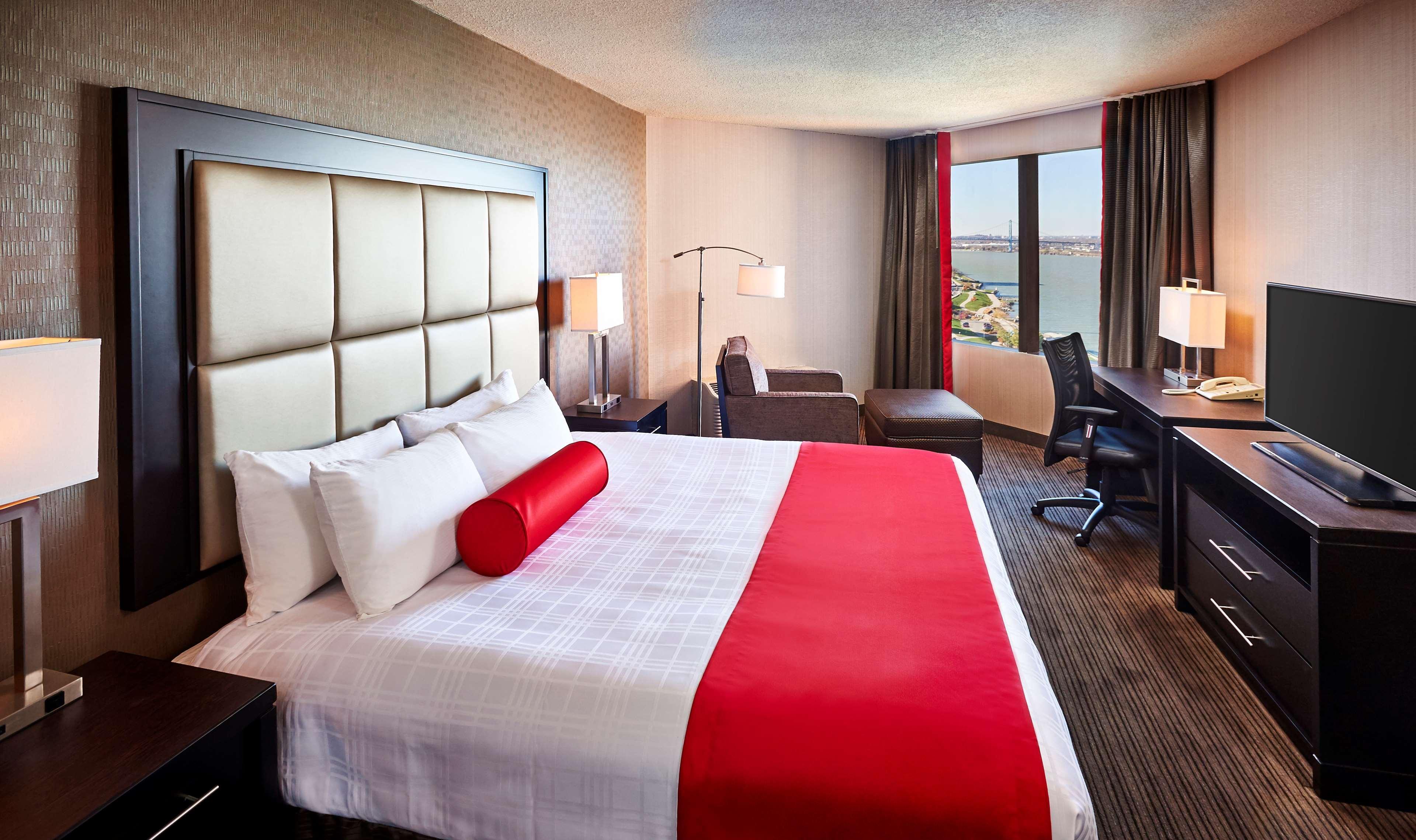 Best Western Plus Waterfront Hotel Windsor Exterior photo